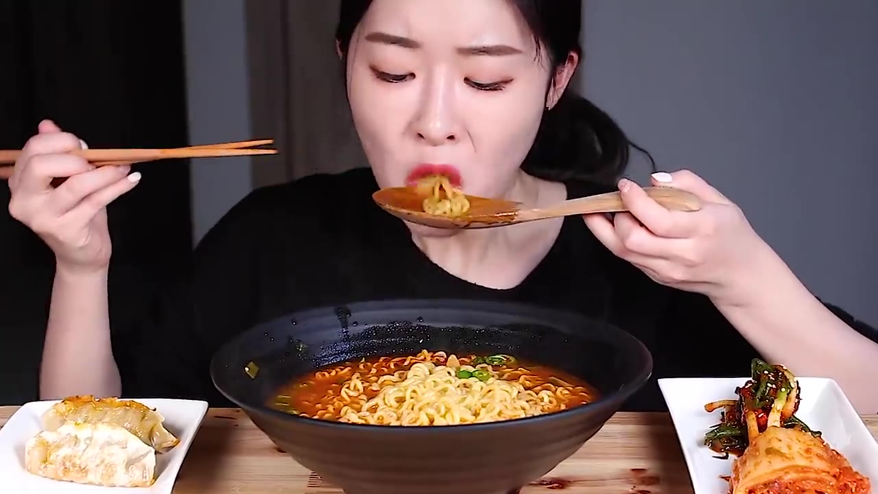 小姐姐吃韩国辣面,无声无息吃的开心